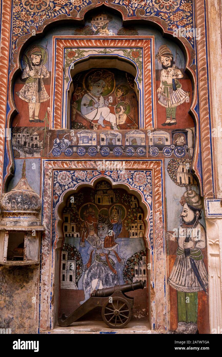 India, Rajasthan, Shekhawati, Dundlod, Tunanram Goenka (seth rus Das) Haveli, restored home of wealthy merchant, courtyard, painted decoration above n Stock Photo