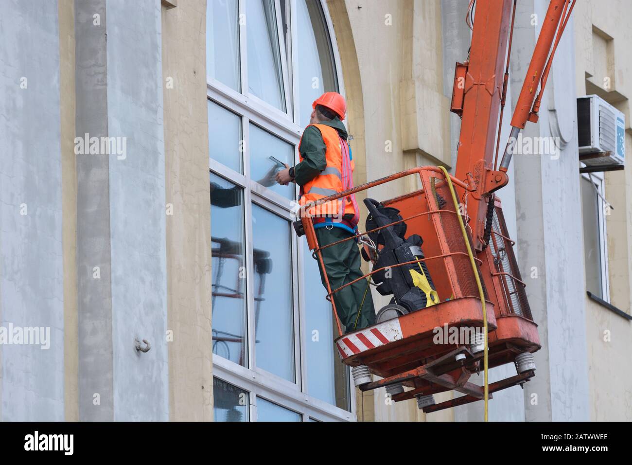 Window cleaner lift hi-res stock photography and images - Alamy