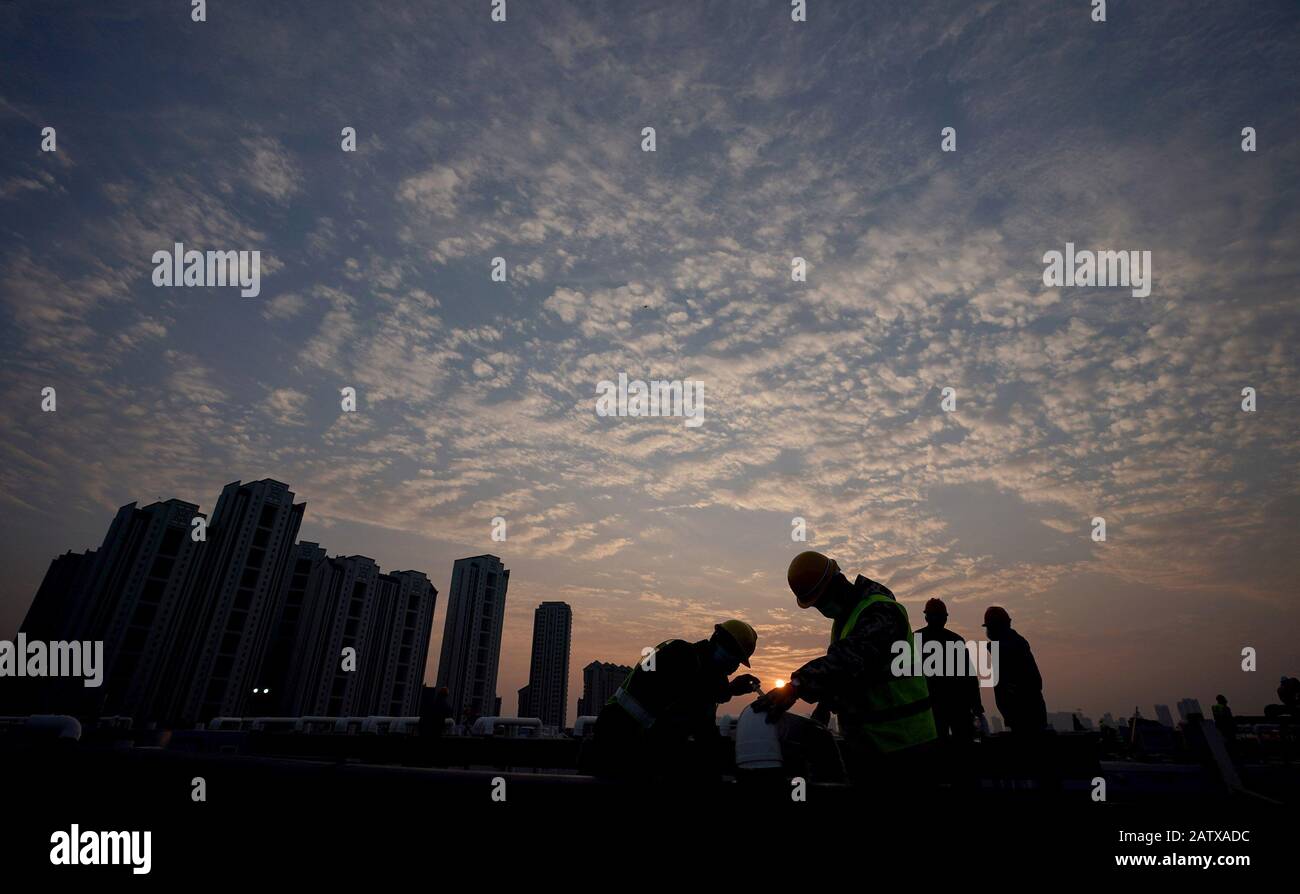 Wuhan, China's Hubei Province. 5th Feb, 2020. People work at the construction site of the Leishenshan (Thunder God Mountain) Hospital in Wuhan, central China's Hubei Province, Feb. 5, 2020. Leishenshan Hospital, one of the makeshift hospitals to battle against the novel strain of coronavirus in Wuhan, has completed its main part of construction. Credit: Xinhua/Alamy Live News Stock Photo