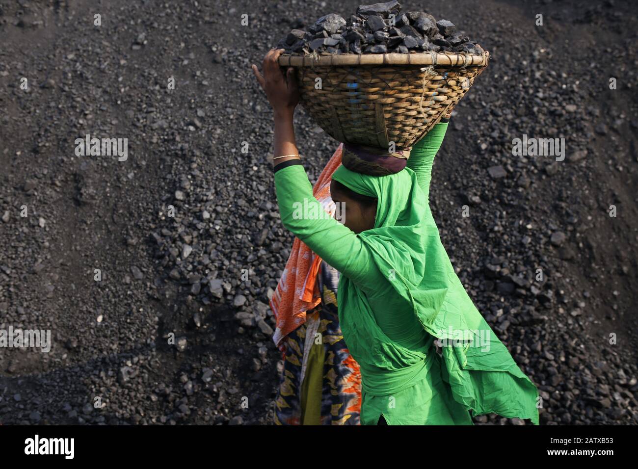 Dhaka, Bangladesh. 5th Feb, 2020. A woman laborer load coal at Gabtoli river port at the bank of the Turag River. Credit: MD Mehedi Hasan/ZUMA Wire/Alamy Live News Stock Photo