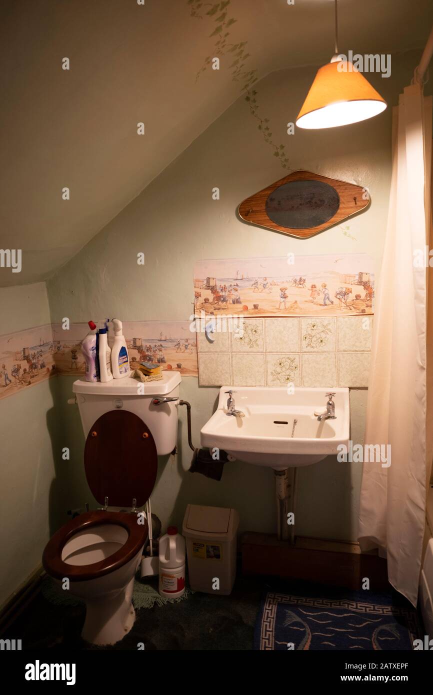 Old Fashioned Bathroom High Resolution Stock Photography and Images Alamy