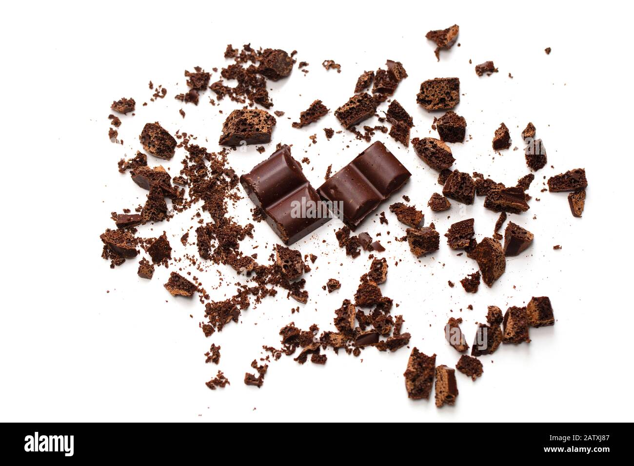 Дробленый шоколад. Измельченный шоколад. Шоколадная крошка на белом фоне. Раскрошенный шоколад. Кусочки шоколада.