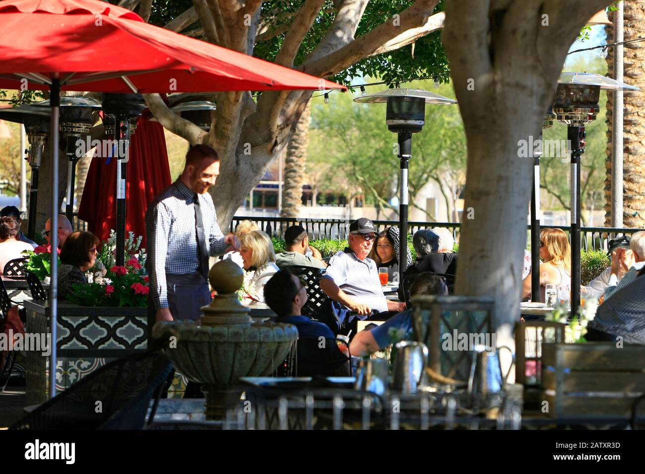 People enjoying lunch at Olive & Ivy Restaurant on the waterfront in Scottsdale, AZ Stock Photo