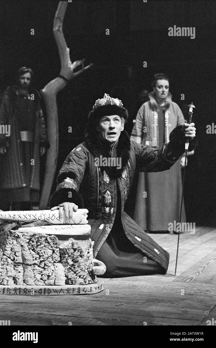 Ian McKellen (Leontes) with Barbara Leigh-Hunt (Paulina) in THE WINTER'S TALE by Shakespeare directed by John Barton & Trevor Nunn for the Royal Shakespeare Company (RSC) at the Aldwych Theatre, London in 1976. Sir Ian Murray McKellen, born 1939, Burnley, England. English stage and film actor. Co-founder of Stonewall, gay rights activist, knighted in 1990, made a Companion of Honour 2007. Stock Photo