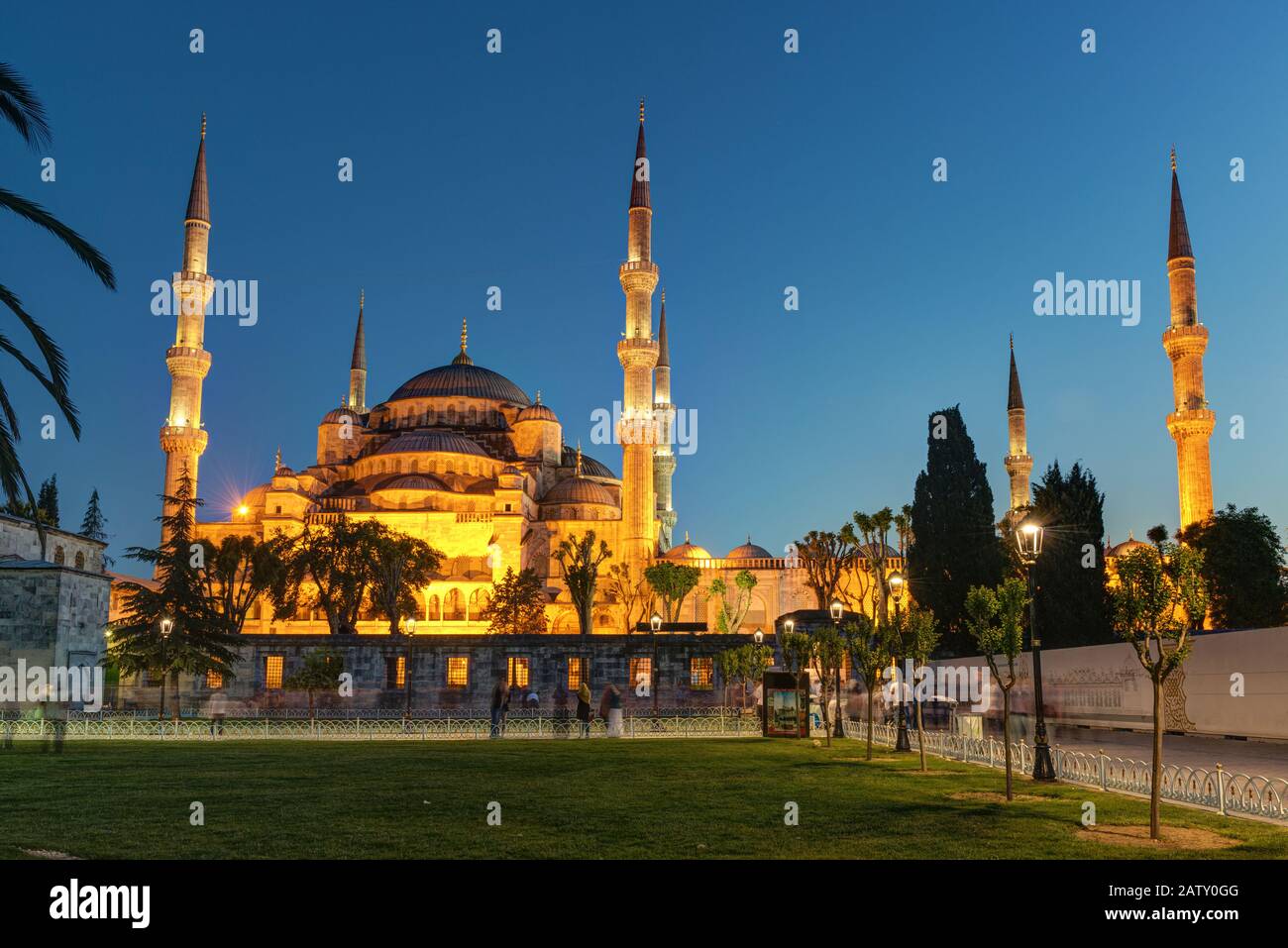 View of the Blue Mosque (Sultanahmet Camii) at night in Istanbul ...