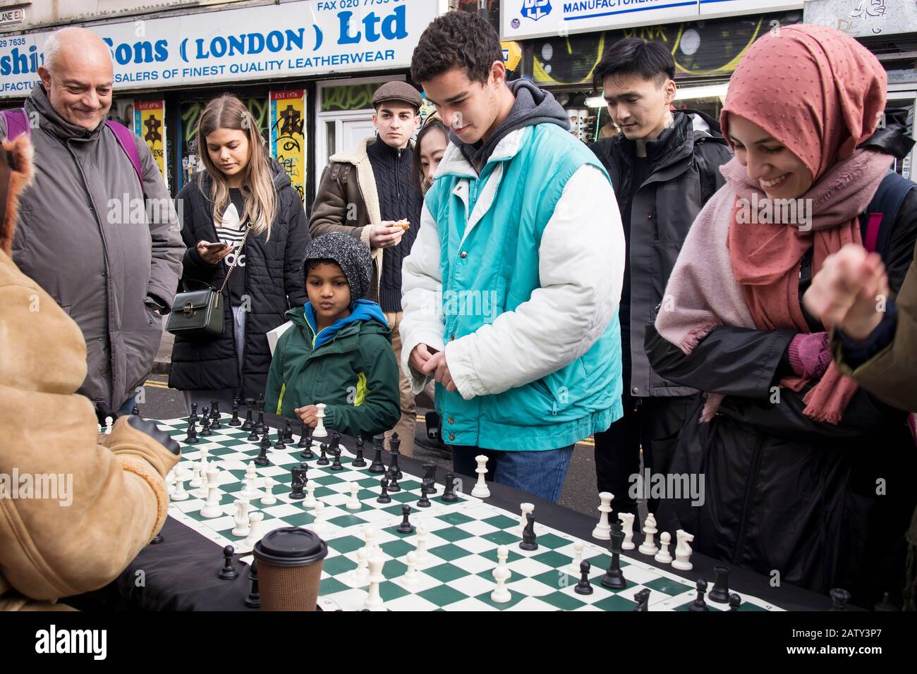 London street chess hi-res stock photography and images - Alamy