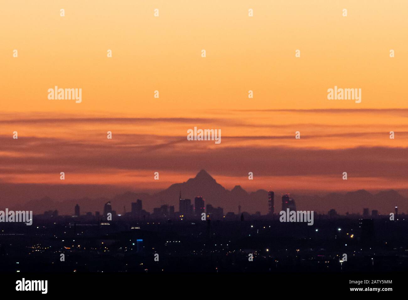 Milan skyline alps hi-res stock photography and images - Alamy