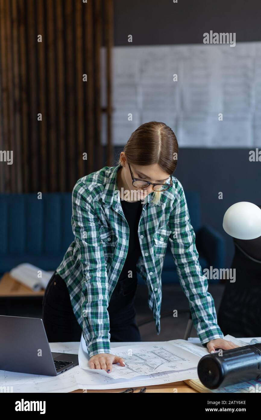 wallpapers Beautiful Woman Interior Designer alamy