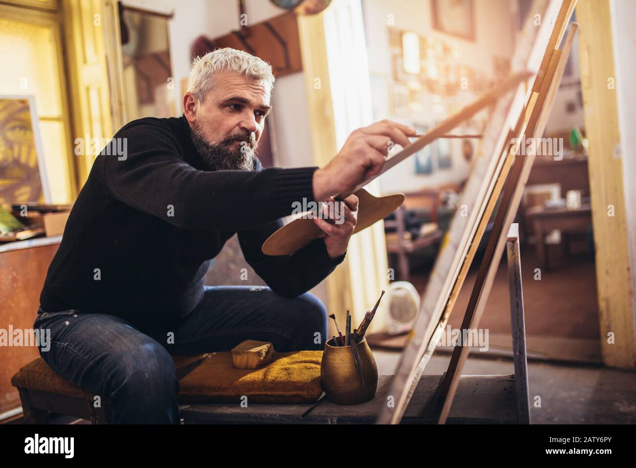 Man painting on canvas hi-res stock photography and images - Alamy