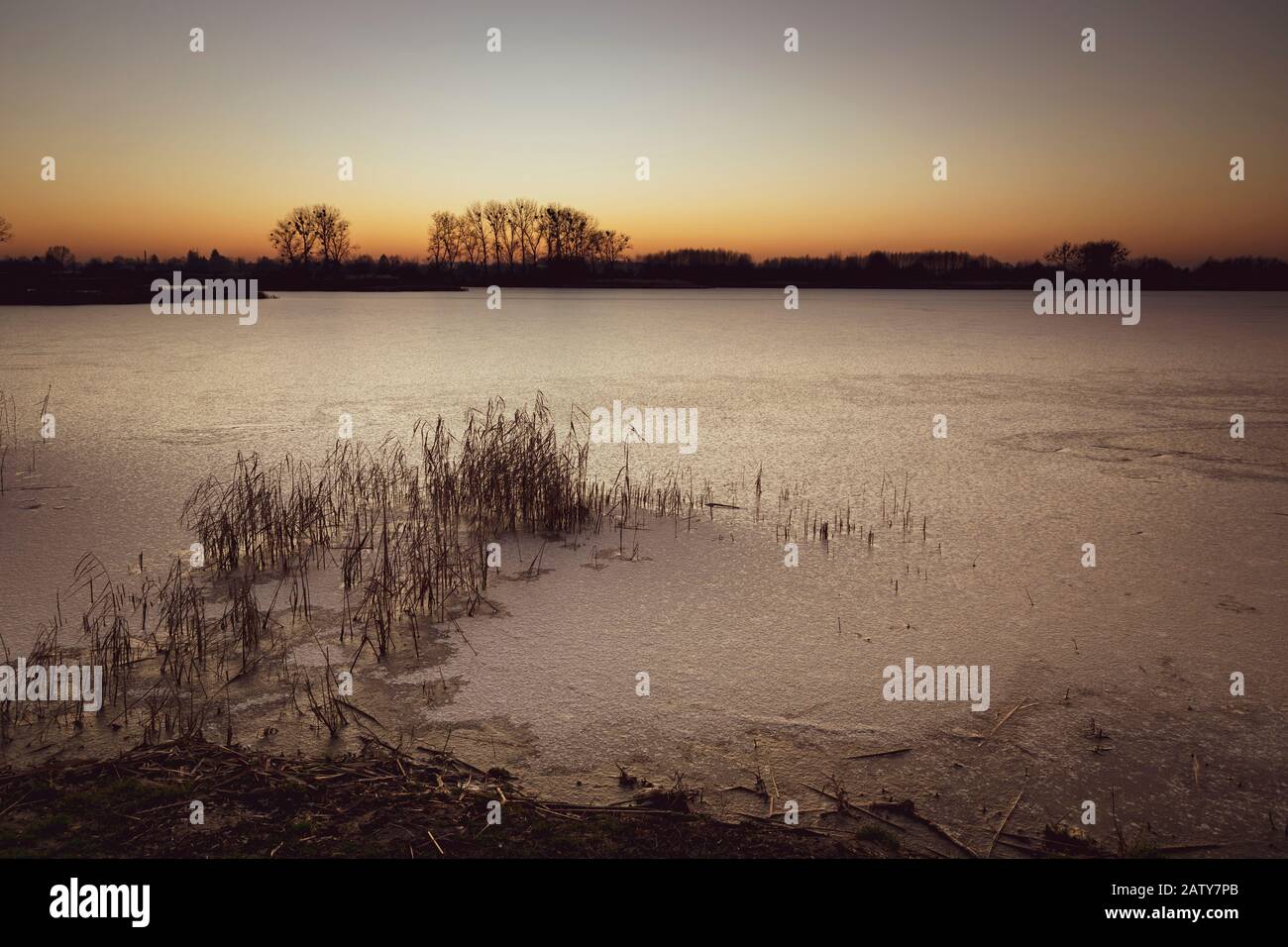 Beautiful sunset frozen lake hi-res stock photography and images - Alamy