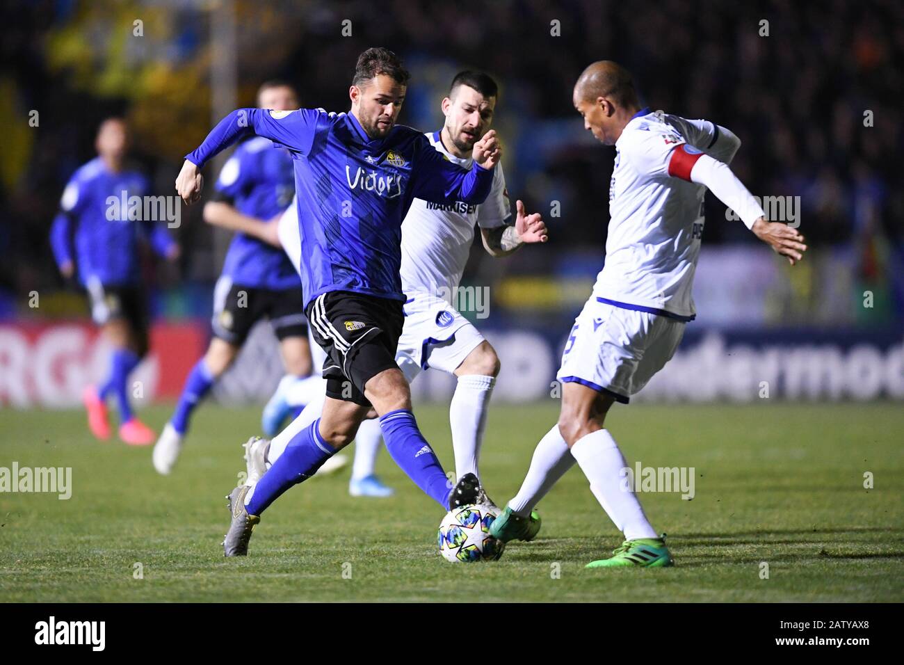 Voelklingen, Deutschland. 05th Feb, 2020. left to right Fabian Eisele  (Saarbruecken), Jerome Gondorf (KSC), David Pisot (KSC). GESFootballDFB  Cup: Round of 16: 1. FC Saarbruecken - Karlsruher SC, 05.02.2020  FootballSoccer: DFB cup: