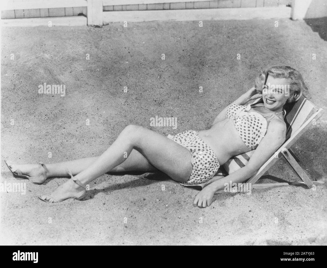 1951 :  MARILYN  MONROE , 20Th Century Fox pubblicity still  - BIKINI - SWIM SUIT - COSTUME DA BAGNO - POIS - POLKA DOT - PIN UP - SPIAGGIA - BEACH -- Stock Photo