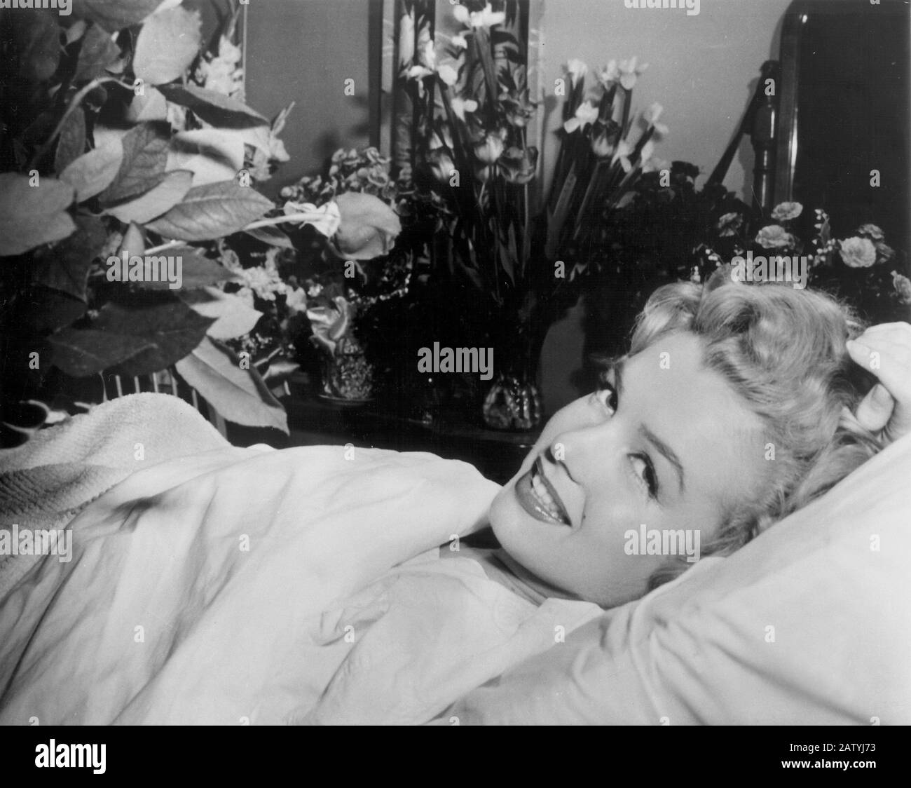 1952 , april , Cedars of Lebanon Hospital ,  Los Angeles , USA  : The celebrated movie actress  MARILYN  MONROE ( 1926 - 1962 )  hospitalized for an a Stock Photo