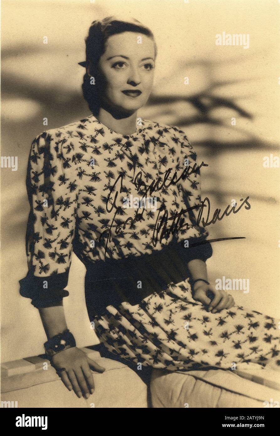 1947 c, USA : The movie actress  BETTE  DAVIS  ( 1908 - 1989 ) , autographed photo - 1940 's FASHION - BRACCIALE -BRACELET - BRACCIALETTO  - autografo Stock Photo