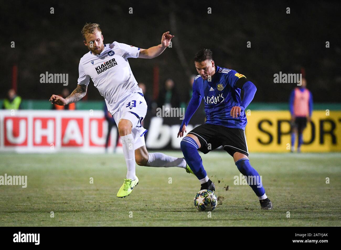 Voelklingen, Deutschland. 05th Feb, 2020. Philipp Hofmann (KSC, l) versus  Christopher Schorch (Saarbruecken, r). GESFootballDFB Cup: Round of 16:  1. FC Saarbruecken - Karlsruher SC, 05.02.2020 FootballSoccer: DFB cup:  Round of 16: