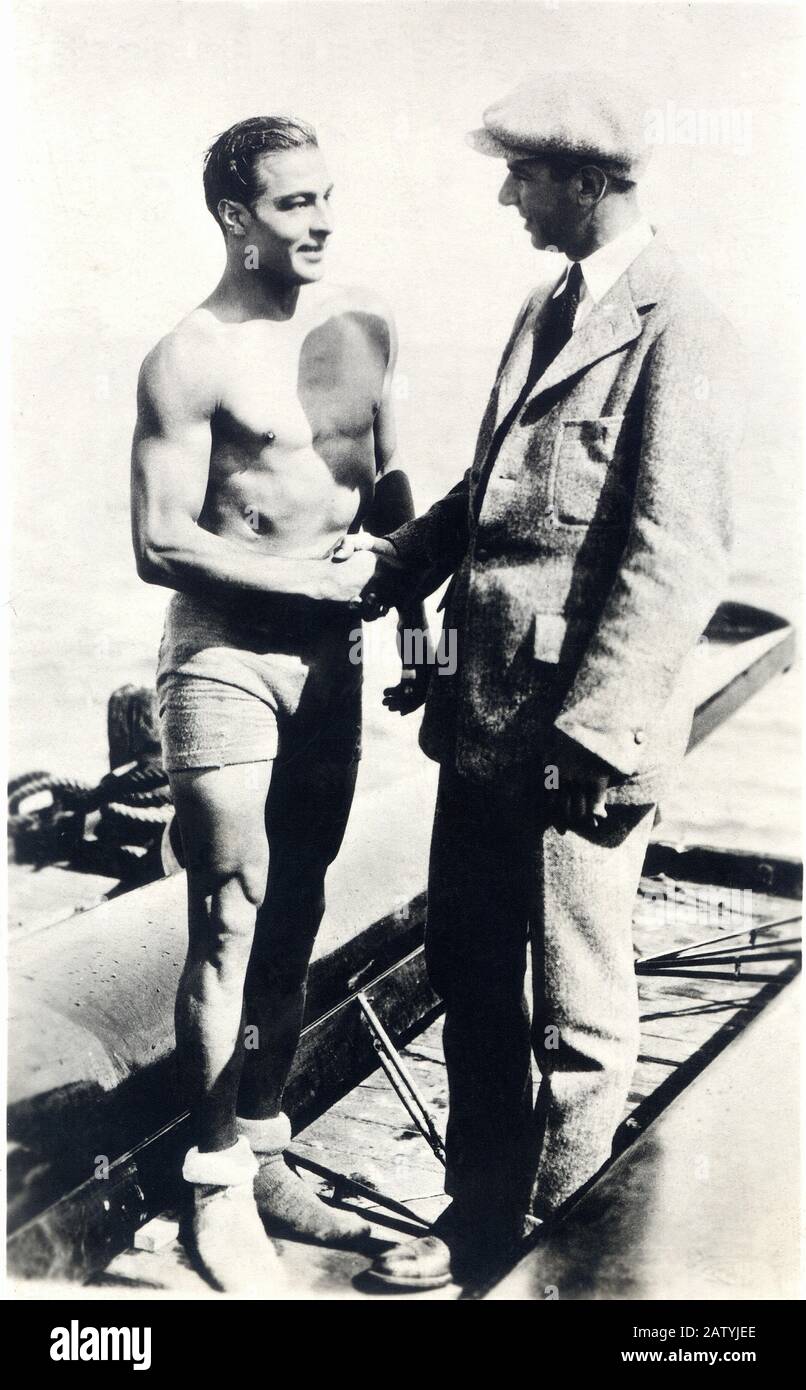 1922  , USA :  The silent movie RUDOLPH VALENTINO  ( Rodolfo Guglielmi , 1895 - 1926 ) meet a real celebrity Olympian athlet of sports rowing (the nam Stock Photo