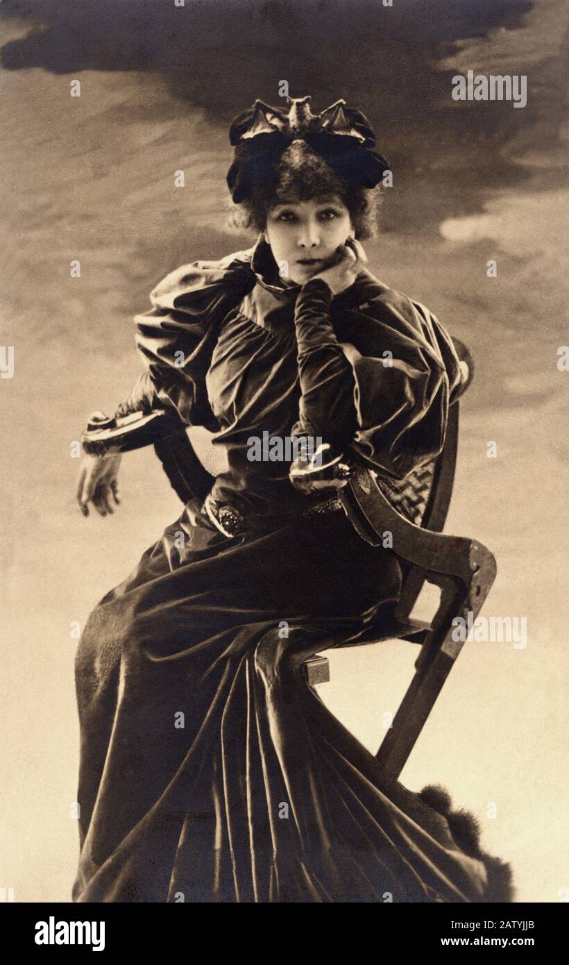 1895 c : the most celebrated french actress  SARAH  BERNHARDT ( born Henriette Rosine Bernard , Paris 1844 - 1923 ) with a bat on hat - ATTRICE - TEAT Stock Photo