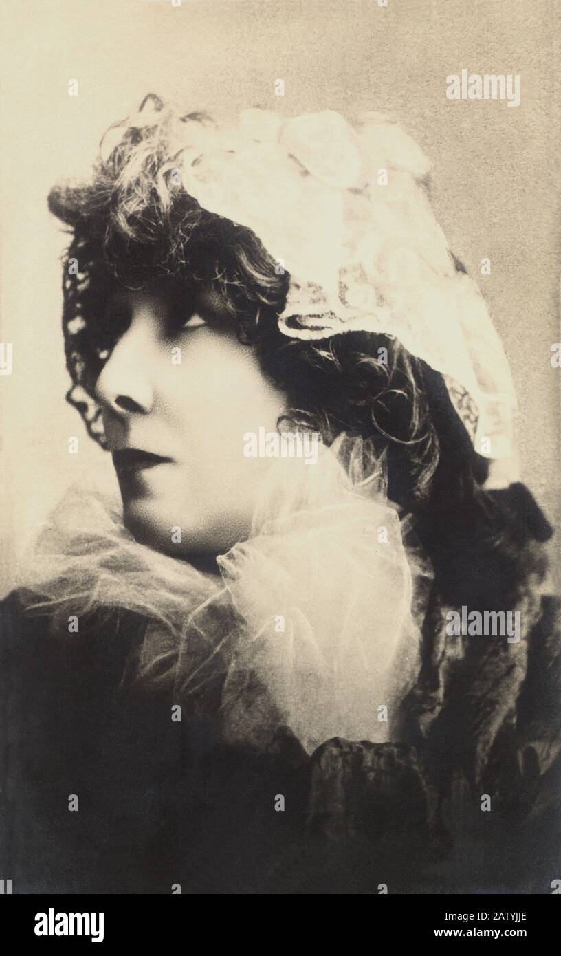 1885 c :  the great french actress  SARAH  BERNHARDT ( born Henriette Rosine Bernard , Paris 1844 - 1923 ) - THEATHER - TEATRO - ATTRICE - Hat - Cappe Stock Photo