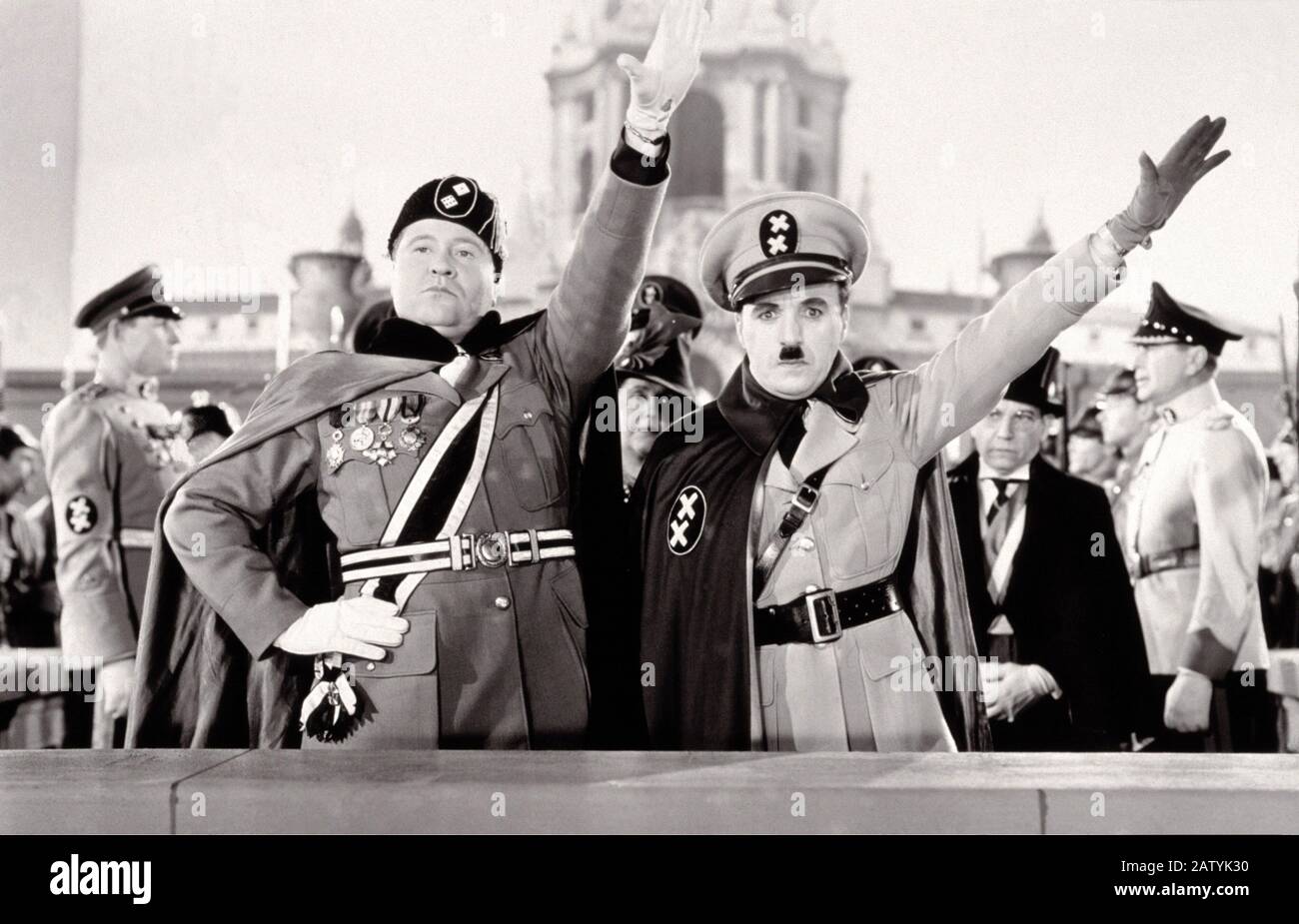 CHARLES  CHAPLIN ( 1889 - 1977 ) with Jack Oakie , Hitler and Mussolini in THE GREAT DICTATOR ( 1940 - Il grande dittatore ) - military uniform - unif Stock Photo