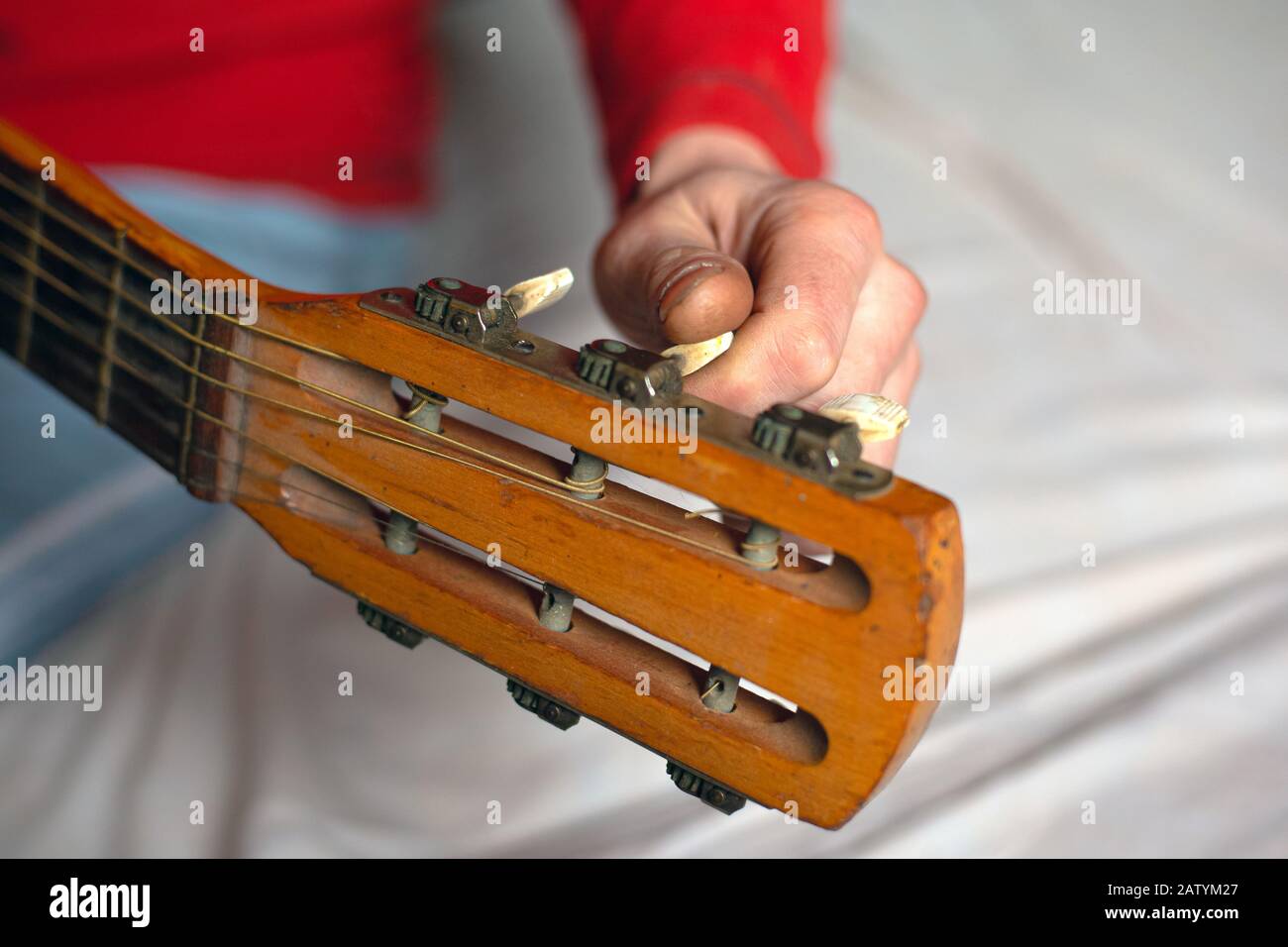 tuning the guitar, the musician hand twists the melodies of the guitar