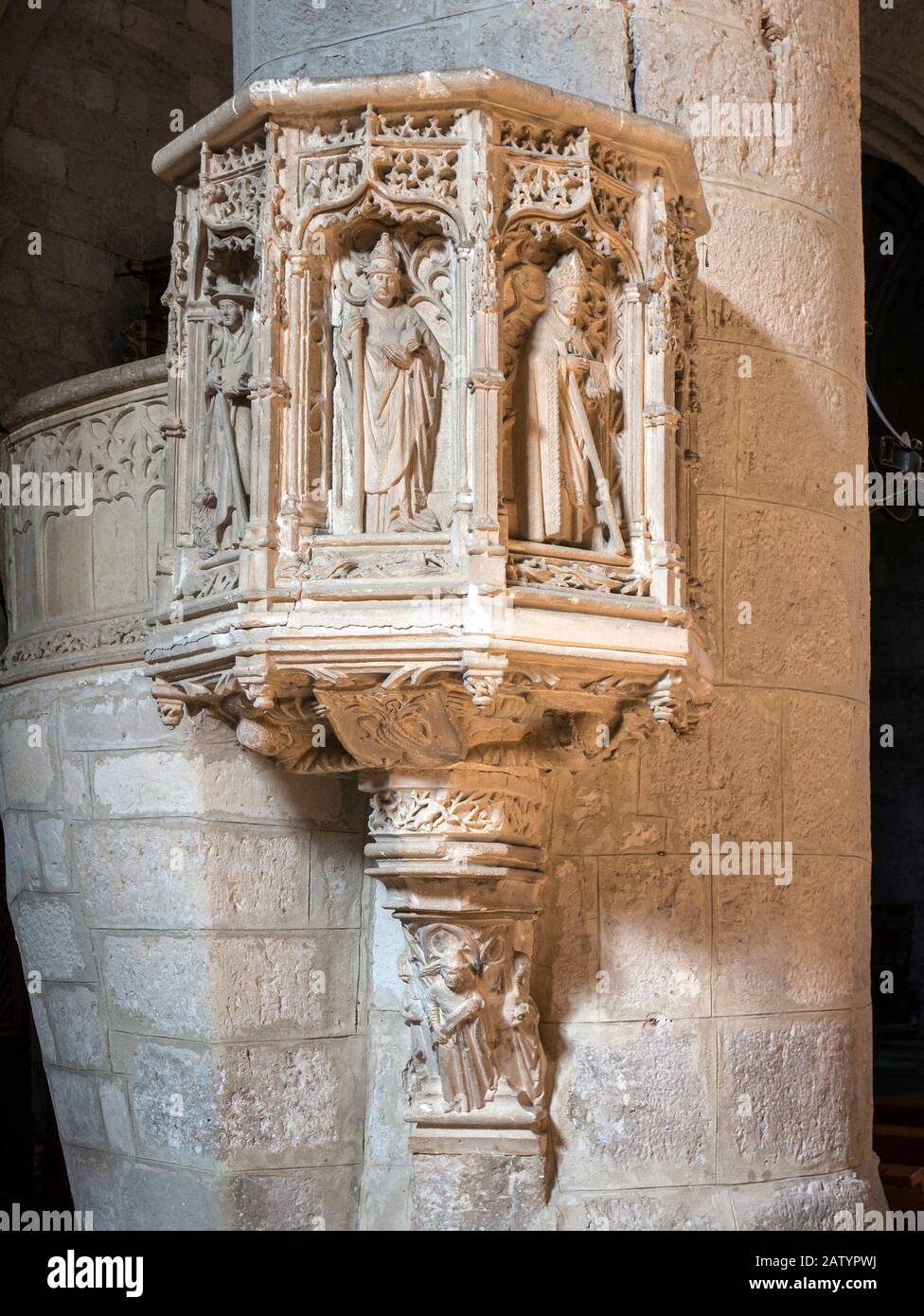 Púlpito de piedra en la Iglesia gótica de Santa María la Real. Sasamón. Burgos. Castilla León. España Stock Photo