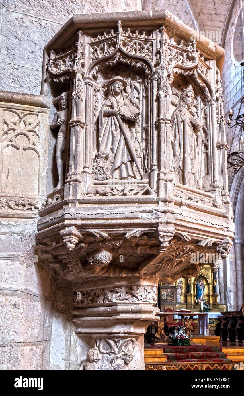 Púlpito de piedra en la Iglesia gótica de Santa María la Real. Sasamón. Burgos. Castilla León. España Stock Photo