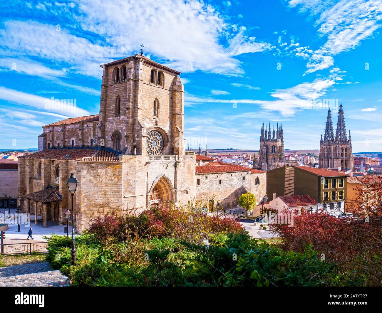 Iglesia gótica de San Esteban (Museo del retablo) con la catedral al