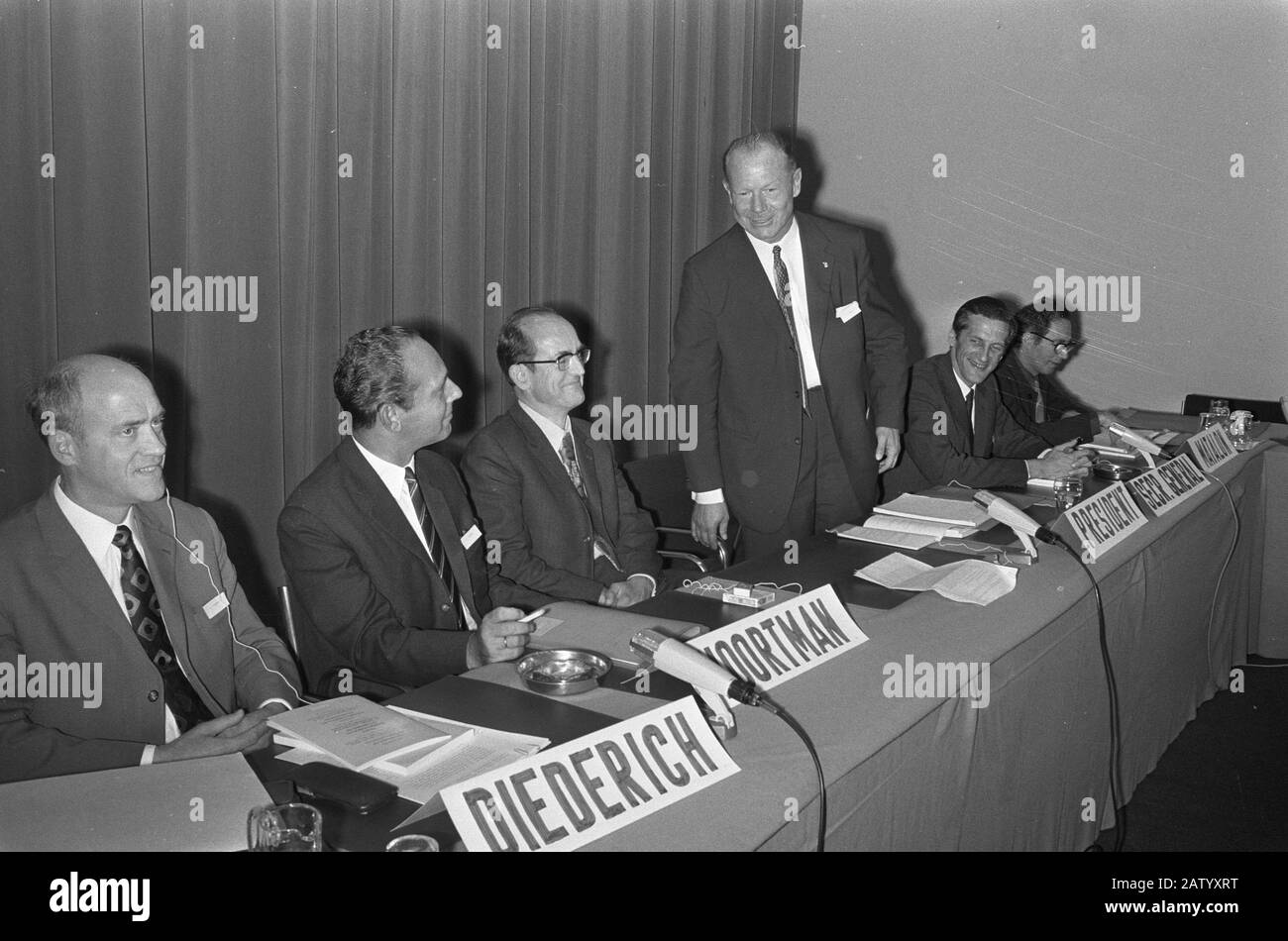 Minister Drees (Transport) Scientific Symposium opens in Congress, Den Haag, v.l.n.r. Diederich, Noortman, Drees, Ridley, Vrebos, Date: October 5, 1971 Location: The Hague, South Holland Keywords: openings Institution Name: Congress Stock Photo