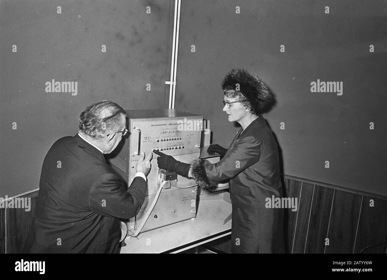 Minister Klompe braille printing machine in Dutch Blind into use in The Hague. Links mr. JCW Ouderksenwijngaard / Date: April 3, 1968 Location: The Hague, South Holland Keywords: BLIND, libraries, machines, ministers Person Name: Klompé, Marga Stock Photo