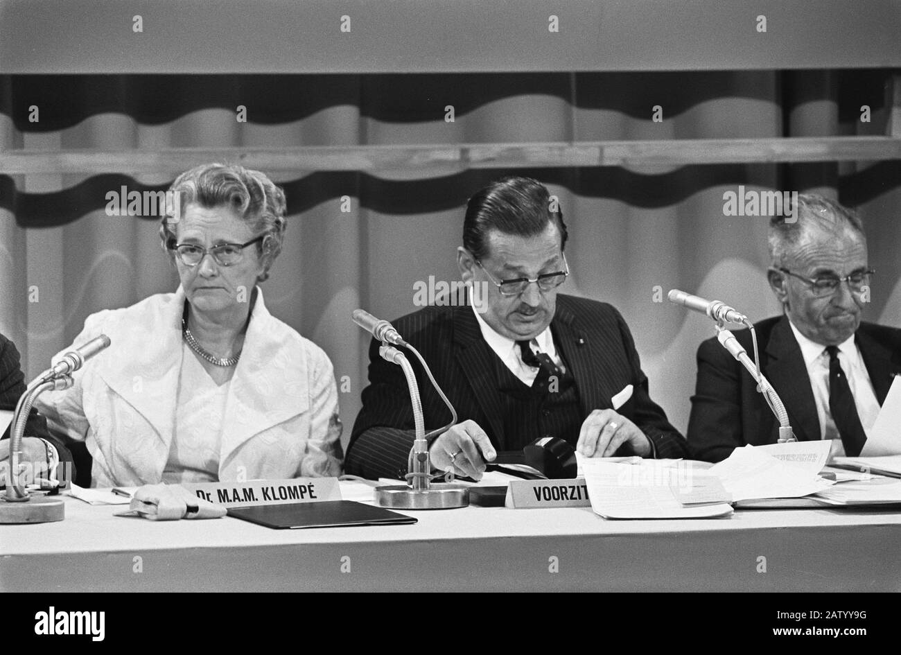 Minister Klompe installs Board Dutch Broadcasting Foundation, Hilversum left Klompe right Schuttenhelm Date: May 29, 1969 Location: Hilversum Keywords: plants, ministers Person Name: Klompé, Marga Stock Photo