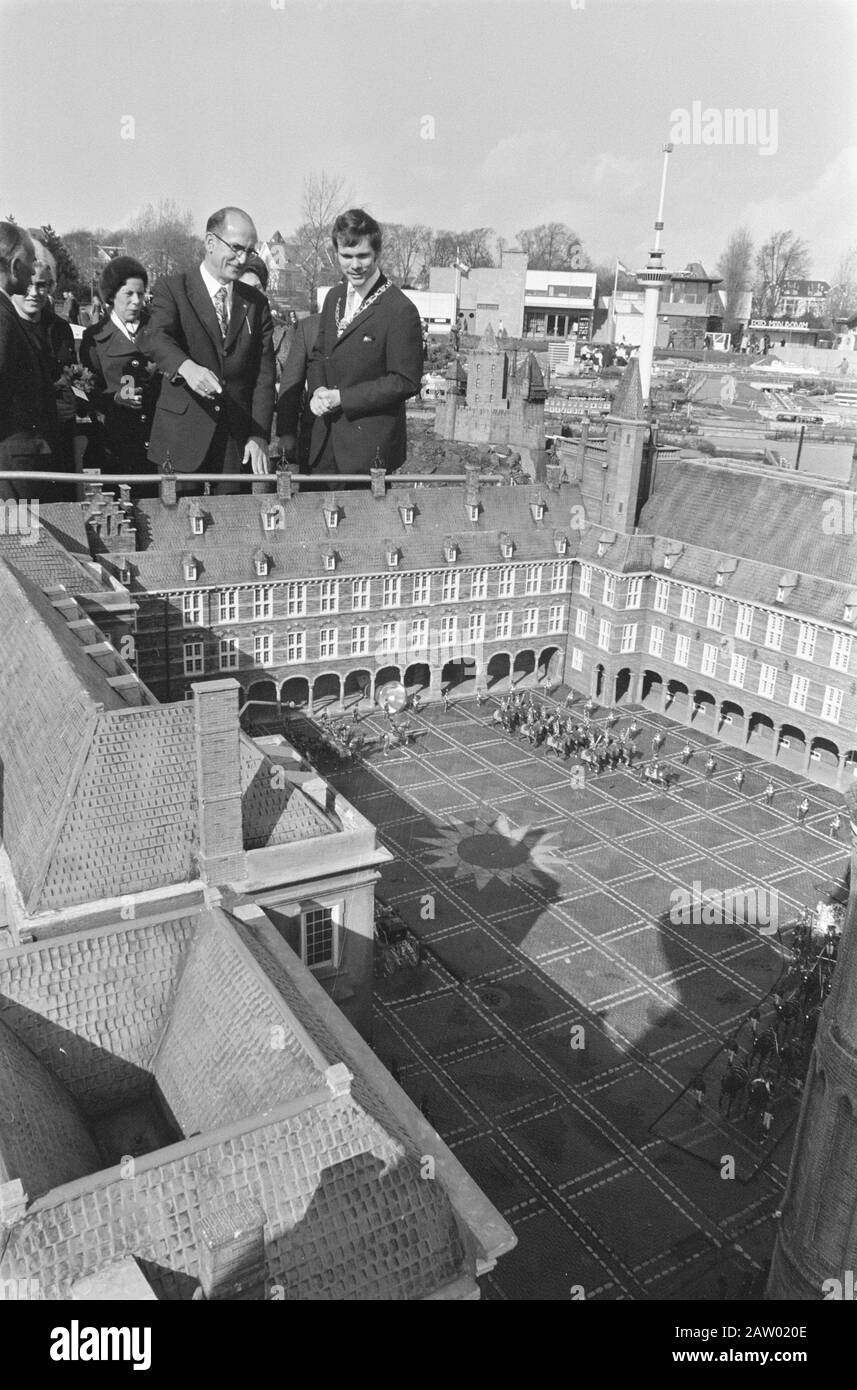 Minister Willem Drees Jr. opens Madurodam by model Princess Beatrix Locks in operation set, Drees makes tour. Date: March 28, 1972 Keywords: openings, tours Person Name: Drees, Wim Stock Photo