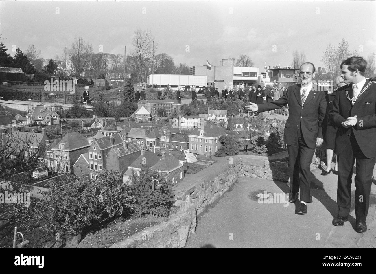 Minister Willem Drees Jr. opens Madurodam by model Princess Beatrix Locks in operation set, Drees makes tour. Date: March 28, 1972 Keywords: openings, tours Person Name: Drees, Wim Stock Photo