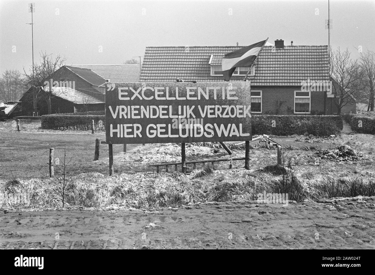 Minister Westerterp open 30 km long motorway A50 Apeldoorn Zwolle; protest sign sound wall Date: November 21, 1977 Location: Apeldoorn, Gelderland, Zwolle Keywords: ports, highways Person Name: Westerterp, Tjerk Stock Photo