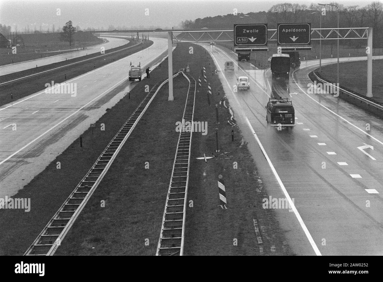 Minister Westerterp open 30 km long motorway A50 Apeldoorn Zwolle; piece A50 Date: November 21, 1977 Location: Apeldoorn, Gelderland, Zwolle Keywords: ports, highways Person Name: Westerterp, Tjerk Stock Photo