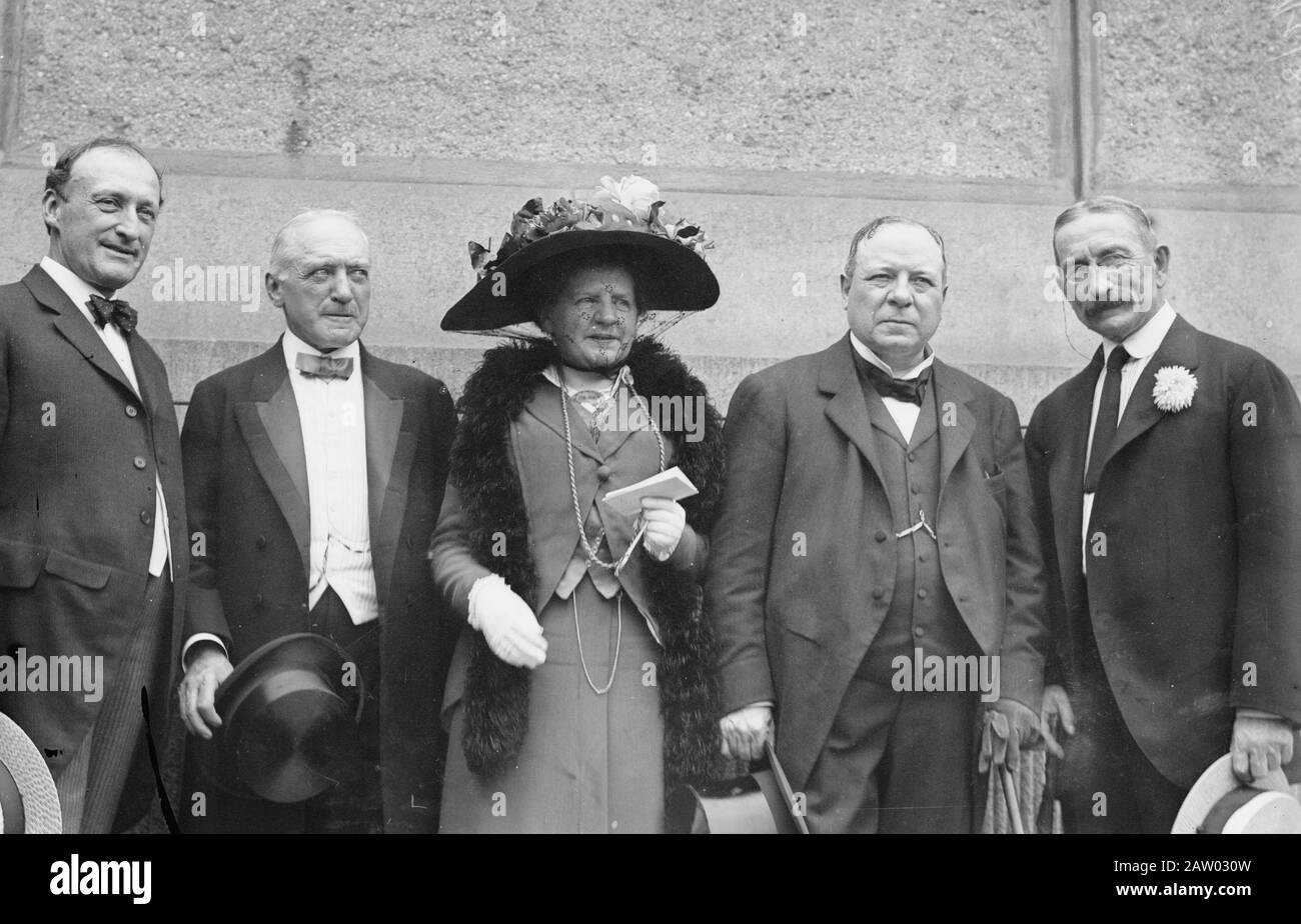 (L to R) U. S. Attorney General James Clark McReynolds, Sir Kenneth Augustus Muir Mackenzie (1845-1930), 1st Baron Muir-Mackenzie; Miss Elizabeth Haldane (1862-1937), Richard Burdon Sanderson Haldane, 1st Viscount Haldane (1856-1928); and Judge Dickinson at West Point, New York State, August 30, 1913 Stock Photo