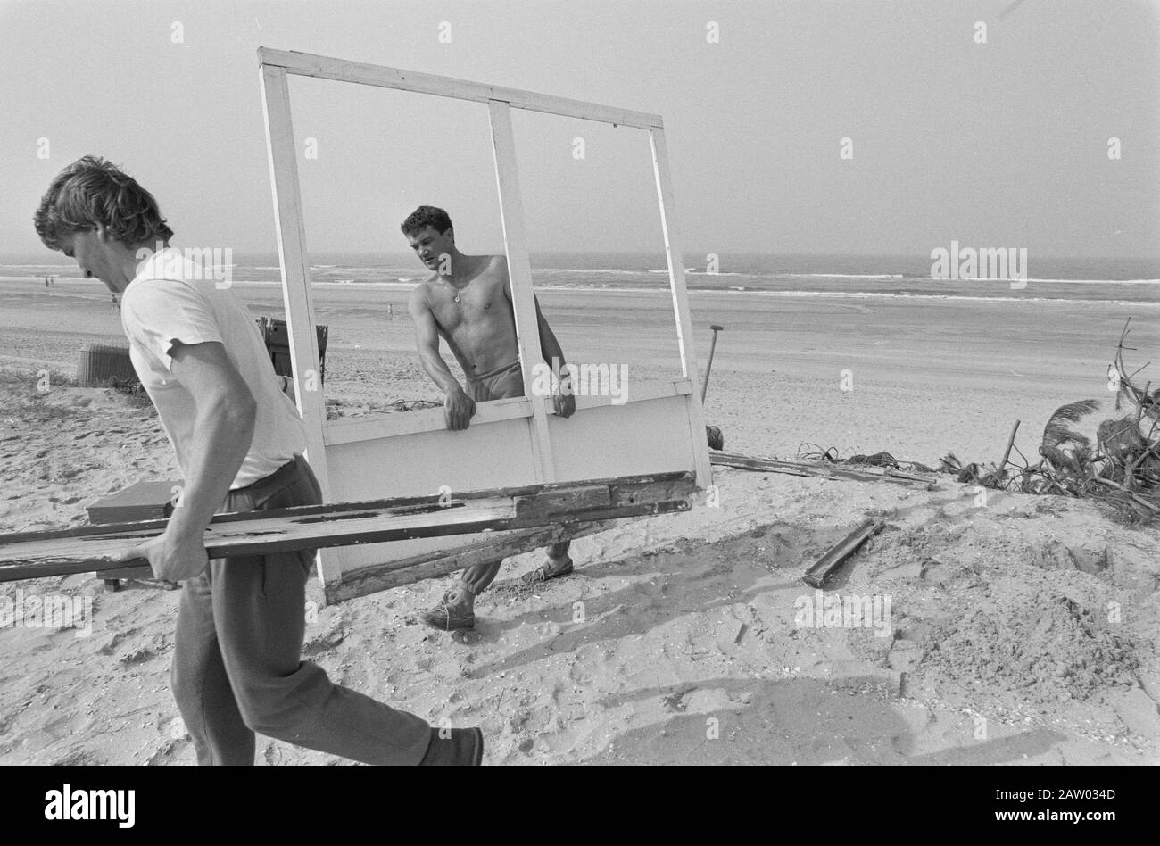 Failed seasonal beach leaseholders; breaking down beach club in Zandvoort Date: September 21, 1987 Location: North-Holland, Zandvoort Keywords: pavilions, beaches Stock Photo