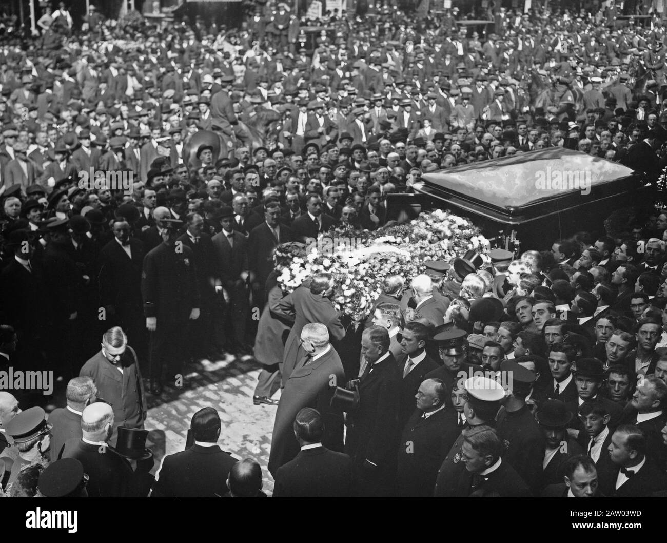 Funeral for New York Tammany Hall politician Timothy (Big Tim) Daniel Sullivan (1862-1913) which took place at St. Patrick's Old Cathedral, the Bowery, New York City, Sept. 15, 1913. Stock Photo