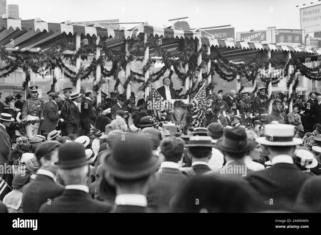 President William H. Taft at the dedication of the memorial to the battleship Maine, which exploded in the harbor of Havana, Cuba, during the Spanish-American War of 1898. In 1913, the monument was placed at the Columbus Circle and 59th Street entrance to Central Park in New York City Stock Photo