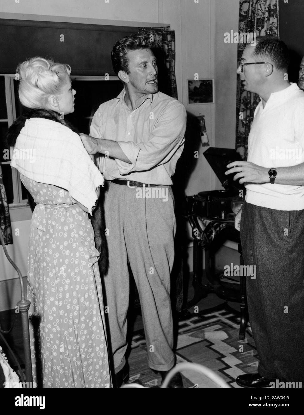 Kirk Douglas, director Billy Wilder and Jan Sterling on the set of  'Ace in the Hole' (aka The Big Carnival) rehearsing a scene, 1951 Paramount Stock Photo