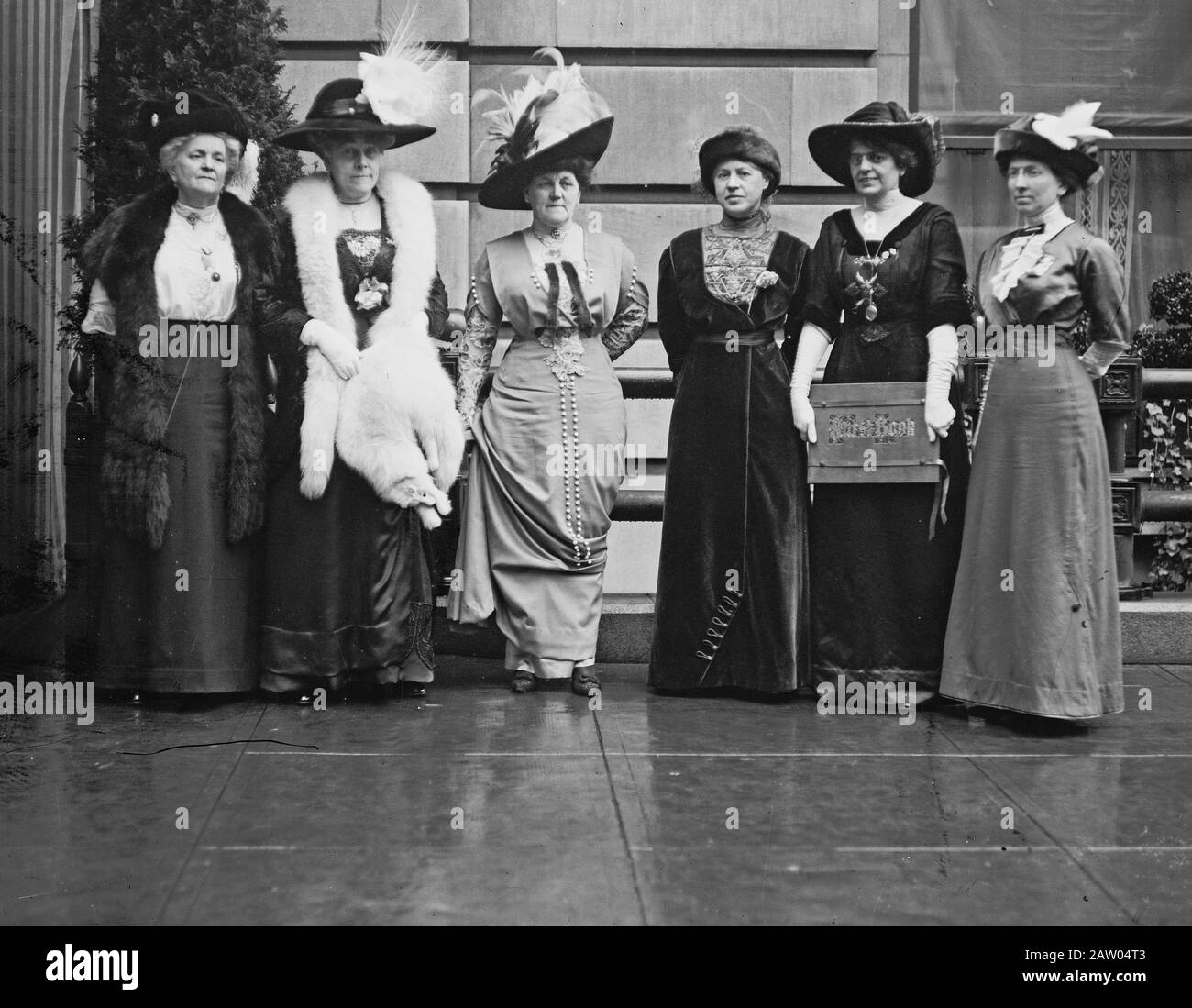 Group of women, possibly board members of the Woman's National Democratic League (WNDL), which Mrs. Crosby founded in 1912. Identified as Nellie Fassett (Mrs. John Sherwin) Crosby, WNDL president; Nettie Goodwin (Mrs. William A.) Cullop, DAR regent and a congressman's wife; Mrs. Steven Beckwith Ayres of New York, active with the WNDL and a congressman's wife; Helen A. (Mrs. John Charles) Linthicum of Baltimore, a congressman's wife; and Louine Childers Tyler (Mrs. Robert Lee) Henry of Texas, a congressman's wife Stock Photo