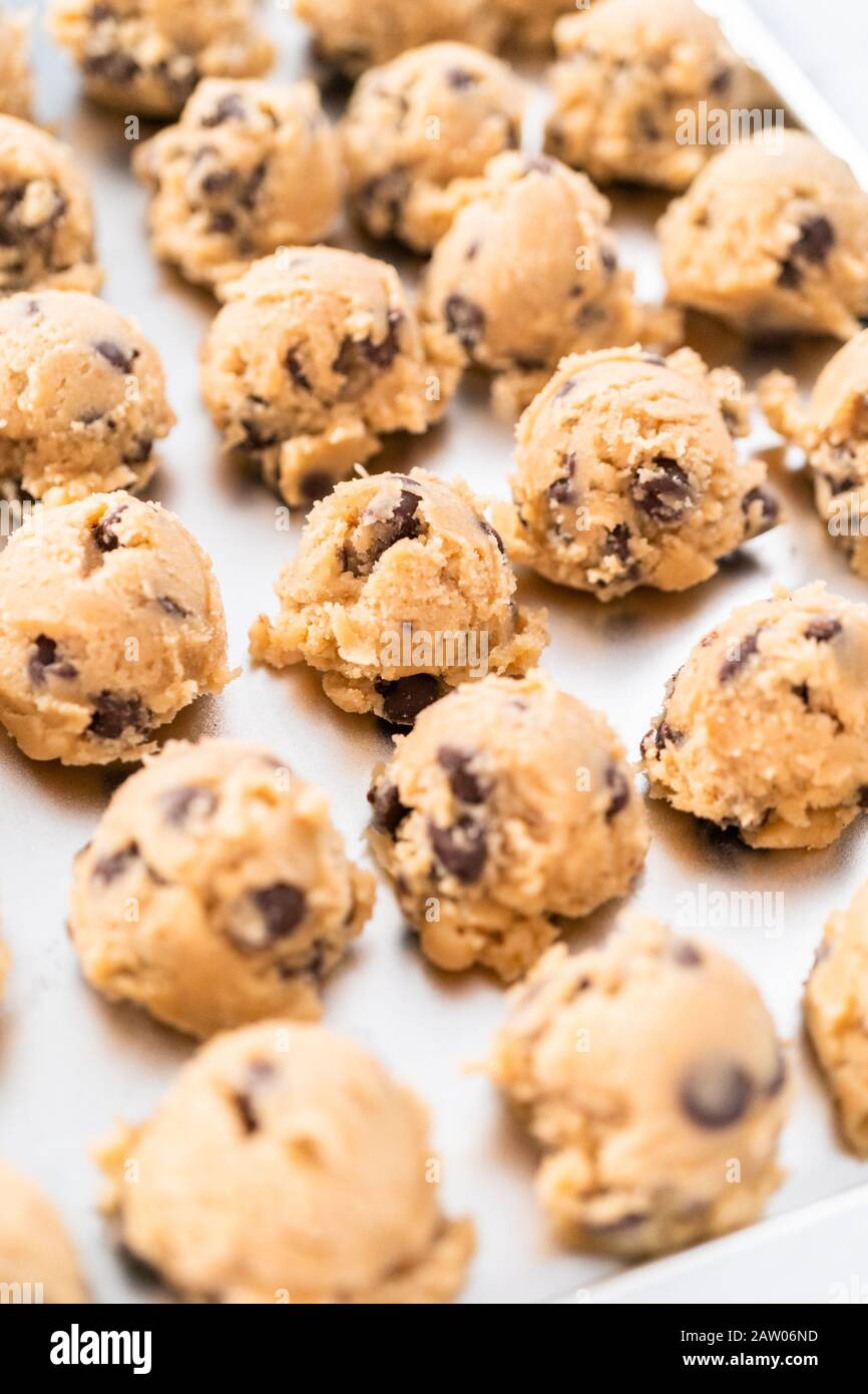 https://c8.alamy.com/comp/2AW06ND/homemade-chocolate-chip-cookies-dough-scoops-on-a-baking-sheet-2AW06ND.jpg
