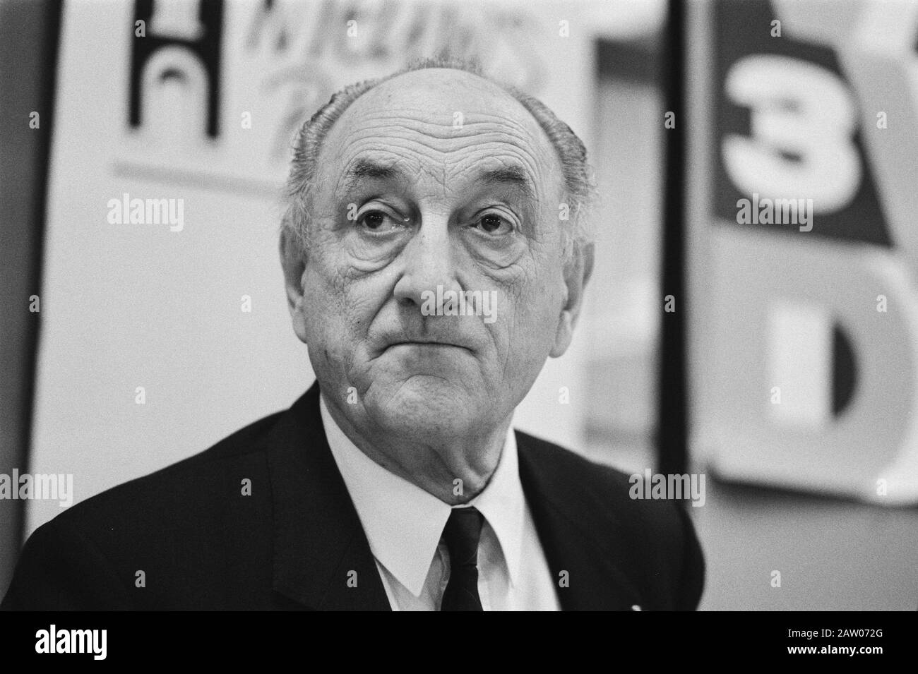 Presentation of the VVD draft election  EH Toxopeus. Date: March 9, 1989 Keywords: portraits, presentations, election Person Name: Toxopeus Edzo Stock Photo