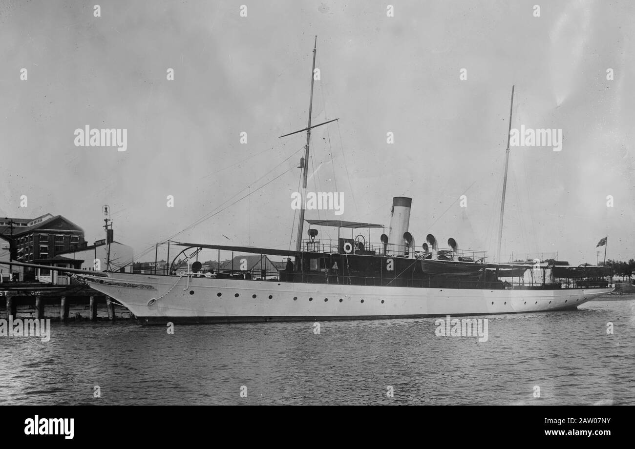 Photograph shows the USS Sylph which was the third Presidential Yacht, built by John Roach & Co. of Chester, Pennsylvania and commissioned at the Norfolk Navy Yard in August, 1898. The Sylph served presidents McKinley, Roosevelt, Taft and Wilson Stock Photo