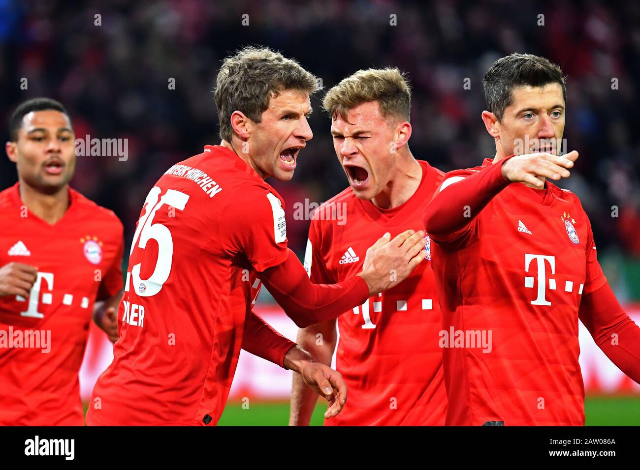 Munich, Deutschland. 05th Feb, 2020. goaljubel Thomas MUELLER (MULLER, FC Bayern Munich) with Joshua KIMMICH (FC Bayern Munich), re: Robert LEWANDOWSKI (FC Bayern Munich), Li: Serge GNABRY (FC Bayern Munich) Action.jubilation, joy,