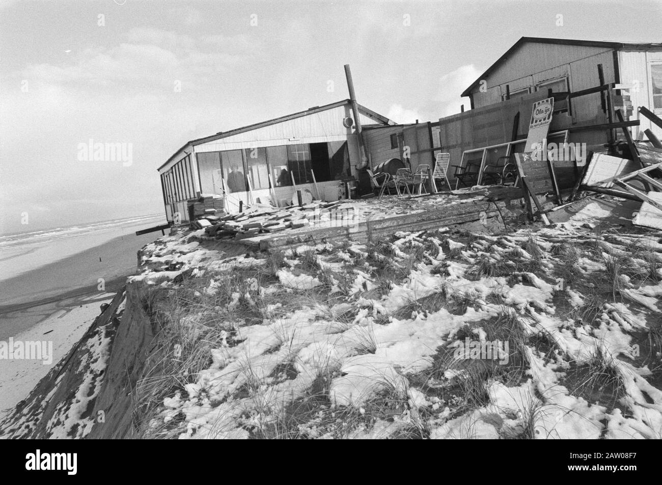 After the violent storm this week is missing a large part of he island of Texel, this beach pavilion survived no just the storm, it will be degraded / Date: 6 January 1981 Location: North-Holland, Texel Keywords: Beach pavilions, islands, storms Stock Photo