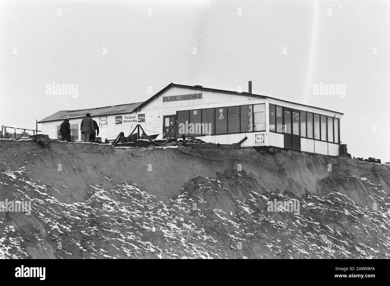 After the violent storm this week is missing a large part of he island of Texel, this beach pavilion survived no just the storm, it will be degraded / Date: 6 January 1981 Location: North-Holland, Texel Keywords: Beach pavilions, islands, storms Stock Photo