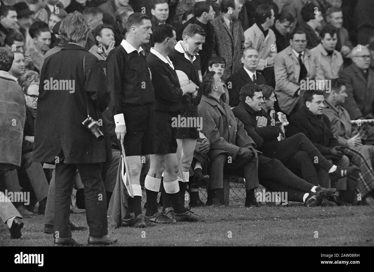 NAC against Ajax 0-1. Referee Bijleveld his linesmen along the line, while stakes race Date: November 19, 1967 Keywords: referees, sport, soccer, sports Person Name: Bijleveld,  Institution Name: Ajax, NAC Stock Photo