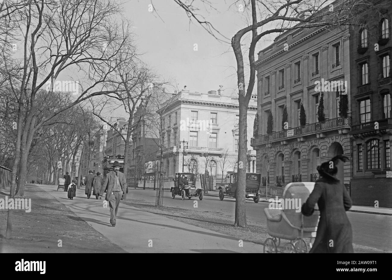 James Speyer house, to the right, a mansion at 1058 Fifth Avenue, on the southeast corner of 87th Street, New York City ca. 1910-1915 Stock Photo