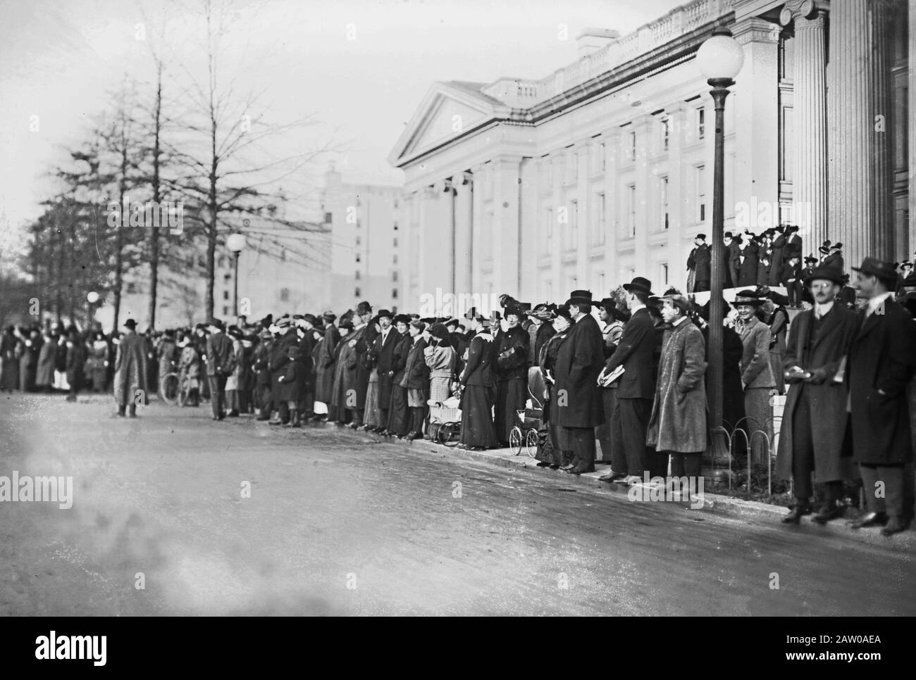 Crowd outside the White House on the wedding day of Jessie Woodrow Wilson, daughter of President Wilson who married Francis Bowes Sayre in a White House ceremony on November 25, 1913 Stock Photo