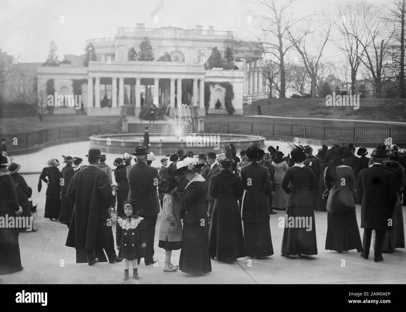 Crowd outside the White House on the wedding day of Jessie Woodrow Wilson, daughter of President Wilson who married Francis Bowes Sayre in a White House ceremony on November 25, 1913 Stock Photo